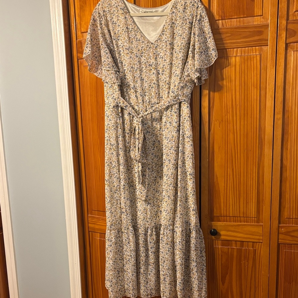 Chic Floral Maxi Dress in Cream
